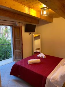 a bedroom with a bed with two towels on it at Residenza Matilde in Fiumefreddo Bruzio