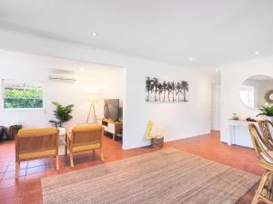 - un salon aux murs blancs avec une table et des chaises dans l'établissement Happy Dayz - Pet Friendly - Walk to Dog Beach, Restaurants & Playgrounds, à Gold Coast