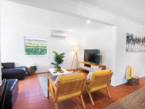 un salon avec un canapé, une table et des chaises dans l'établissement Happy Dayz - Pet Friendly - Walk to Dog Beach, Restaurants & Playgrounds, à Gold Coast