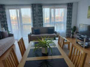 - un salon avec une table et un canapé dans l'établissement Large 2 Bed, 2 Bath, Free Parking & WiFi, à Sheffield