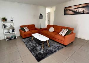 Lux in Bundy - Wifi, AC, Netflix and comfort的休息区