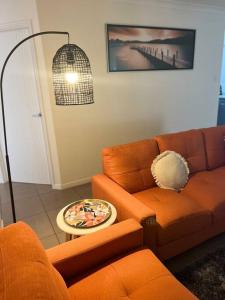 Lux in Bundy - Wifi, AC, Netflix and comfort的休息区