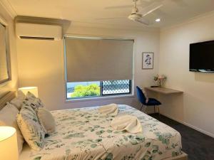Lux in Bundy - Wifi, AC, Netflix and comfort客房内的一张或多张床位