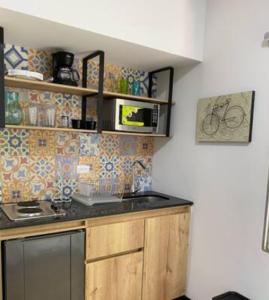 una cocina con fregadero y encimera en Alojamiento que permite mascota en Medellín A103 By Roots Rentals, en Medellín