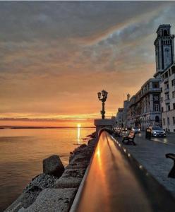 una via cittadina con un tramonto sullo sfondo di Madò Apartments Egnazia a Bari