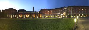 un grand bâtiment avec des lumières devant lui dans l'établissement nestor Hotel Stuttgart-Ludwigsburg, à Ludwigsbourg