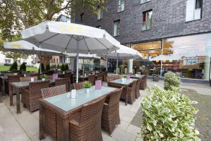 A restaurant or other place to eat at GHOTEL hotel & living Koblenz