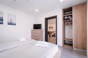 Postel nebo postele na pokoji v ubytování Apartment Hugo Klínovec