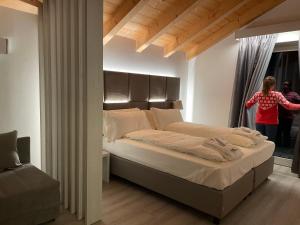Säng eller sängar i ett rum på ROSENSUITE La Residenza del rosengarten