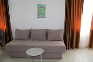 ein Wohnzimmer mit einem Sofa und einem Tisch in der Unterkunft Royal Apartmani in Banja Luka