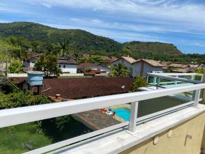 een uitzicht vanaf het balkon van een huis met een zwembad bij Casa charmosa Juquehy in Juquei