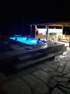 - une grande piscine bleue dans une cour la nuit dans l'établissement Sítio São Benedito, à Pirenópolis