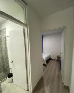Ένα μπάνιο στο Económica Suite en sector Manila el Poblado M102 By Roots Rentals