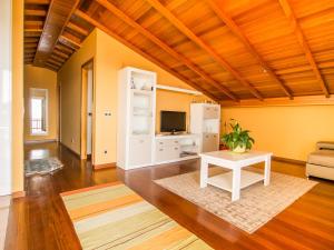 Телевизор и/или развлекательный центр в Patos Beach II - Cies