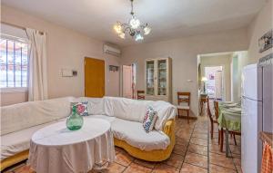 un soggiorno con un divano bianco e un tavolo di 2 Bedroom Lovely Home In Padul a Padul