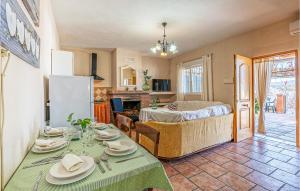una cocina y una sala de estar con una mesa con platos. en Cozy Home In Padul With House A Mountain View, en El Padul