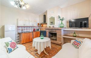 un soggiorno con due divani e un camino di 2 Bedroom Lovely Home In Padul a Padul