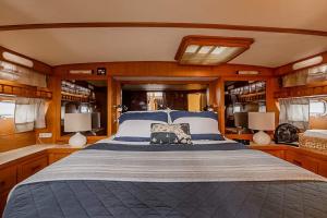 1 dormitorio con 1 cama grande en un barco en 2BR Spacious & Comfy 43' Yacht - Heat & AC - On the Freedom Trail - Best Nights Sleep, en Boston