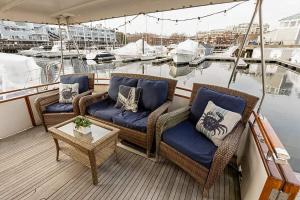 A seating area at 2BR Spacious & Comfy 43' Yacht - Heat & AC - Walk to North End & Freedom Trail