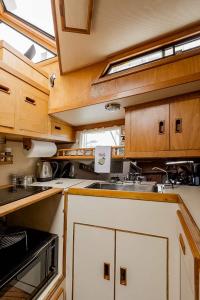 A kitchen or kitchenette at 2BR Spacious & Comfy 43' Yacht - Heat & AC - Walk to North End & Freedom Trail