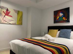 una camera da letto con un letto con una coperta colorata di MY80 Apartment located in the inner of Melbourne CBD a Melbourne