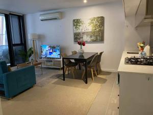 Kuchyň nebo kuchyňský kout v ubytování MY80 Apartment located in the inner of Melbourne CBD