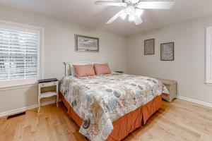 sypialnia z łóżkiem i wentylatorem sufitowym w obiekcie Whimsical Willow w mieście Ocean Pines