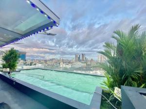 Bazén v ubytování Jade Hotel and Suites nebo v jeho okolí