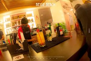 巴蘭卡的住宿－Besso Beach Hotel，站在吧台的女人