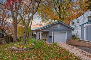 una casa azul con un garaje en un patio en Kankakee River Sanctuary, en Kankakee