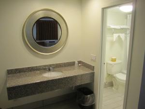 Koupelna v ubytování Travel Inn and Suites