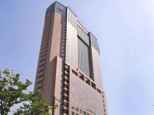 un edificio alto con un cielo blu sullo sfondo di Hotel Nikko Kanazawa a Kanazawa