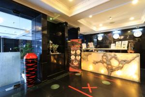 een restaurant met een bar met rood en zwart bij Coins Hotel Jakarta in Jakarta