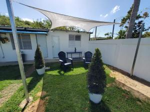 Zahrada ubytování Aguadilla Breeze apt in gated complex 8 minute walk to Crashboat beach