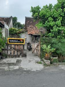 une maison avec un panneau devant elle dans l'établissement Syalala bnb, à Timuran