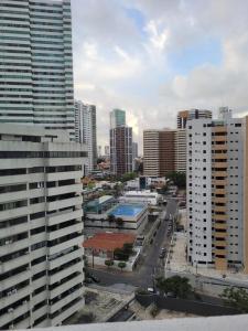 uma vista para a cidade com edifícios altos em Espetacular Flat Miramar 3 em João Pessoa