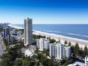 vistas aéreas a la playa y a los edificios en ULTIQA Burleigh Mediterranean Resort, en Gold Coast