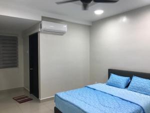 Schlafzimmer mit einem Bett und einem Deckenventilator in der Unterkunft WL Homestay in Sitiawan