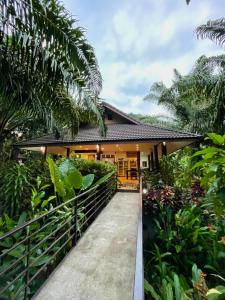 考索Khaosok Good view Resort - SHA PLUS的通往前院的带走道的房子