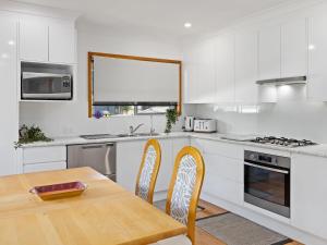 Una cocina o cocineta en Paradise Shores by Experience Jervis Bay