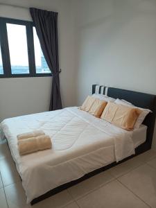 1 dormitorio con 1 cama blanca grande y ventana en Meritus Apartment, en Perai