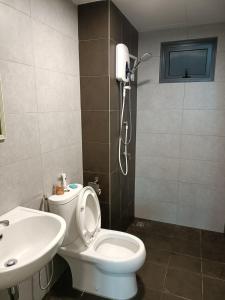 łazienka z toaletą i umywalką w obiekcie Meritus Apartment w mieście Perai