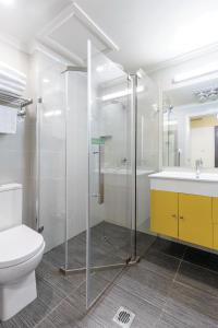 a bathroom with a shower, toilet and sink at ibis Styles Kingsgate Hotel in Melbourne