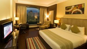 The Cabbana Resort & Spa的电视和/或娱乐中心