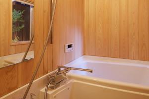 une salle de bain avec baignoire et douche dans l'établissement Rinn Kujoharikoji 59, à Kyoto 14 autres photos