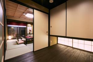 um quarto com portas de correr e uma sala de estar em Rinn Kujoharikoji 59 em Quioto