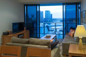 Accent Accommodation@Docklands tesisinde bir oturma alanı