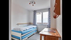Postel nebo postele na pokoji v ubytování Elfe-apartments cozy apartment with lake view for 6-7 guests