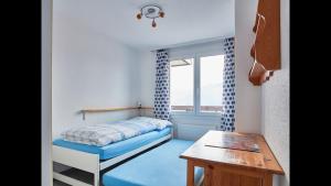 Postel nebo postele na pokoji v ubytování Elfe-apartments cozy apartment with lake view for 6-7 guests + 13 fotografií