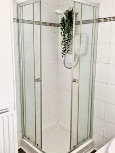 A bathroom at Contemporary 2 Bedroom Victorian Town House